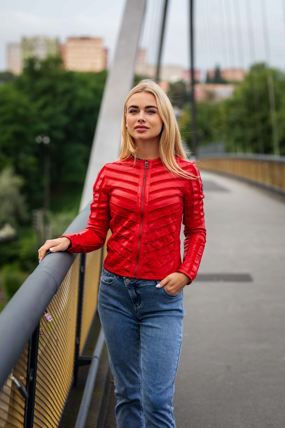 červená perforovaná dámská kožená bunda