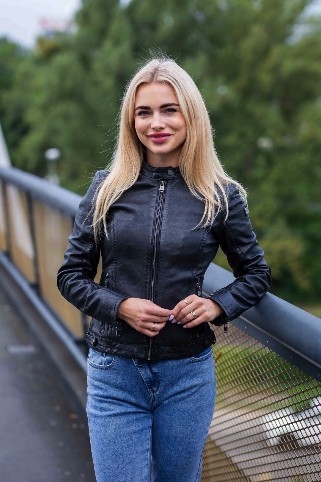 Dámská černá kožená bunda