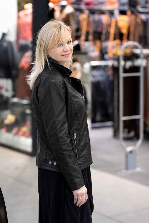 Rozy DB Black 5.jpg